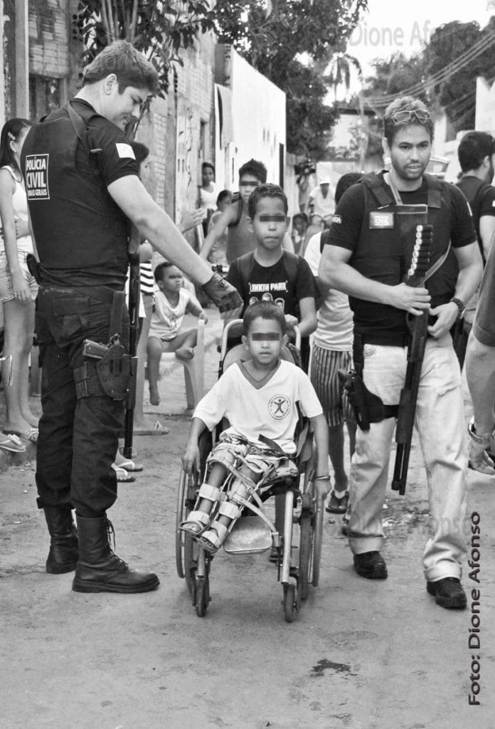 Na foto, investigador e filiado ao Sindpol/MG, Lorenzzo Leme de Castro, é fotografado no momento em que acaricia uma criança, prezando pelo cuidado dos mais necessitados.